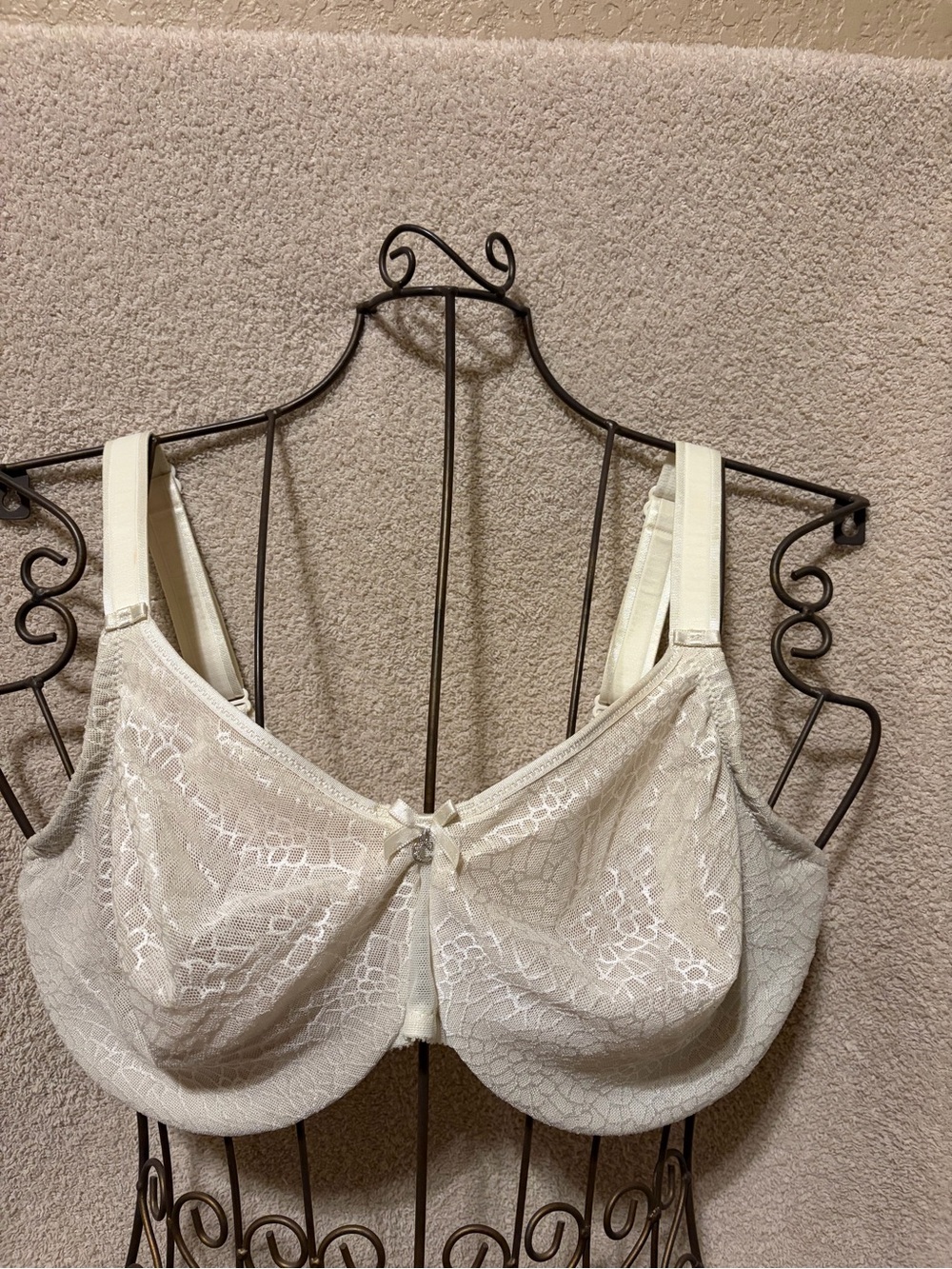 Chantelle Lace Underwire Bra in Cream